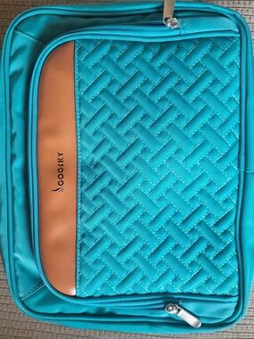 “Like New”. Coosky Travel Hanging Toiletry Bag.  Turquoise   (11”H X 14”L X 3”W)